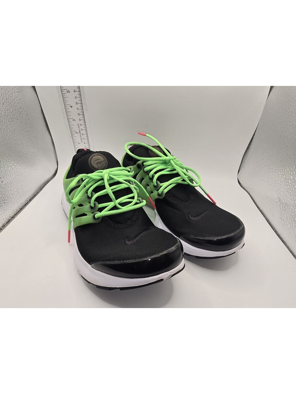 Nike Kids Presto Black/Green Strike Size 5 Youth or Women's 6.5-7
